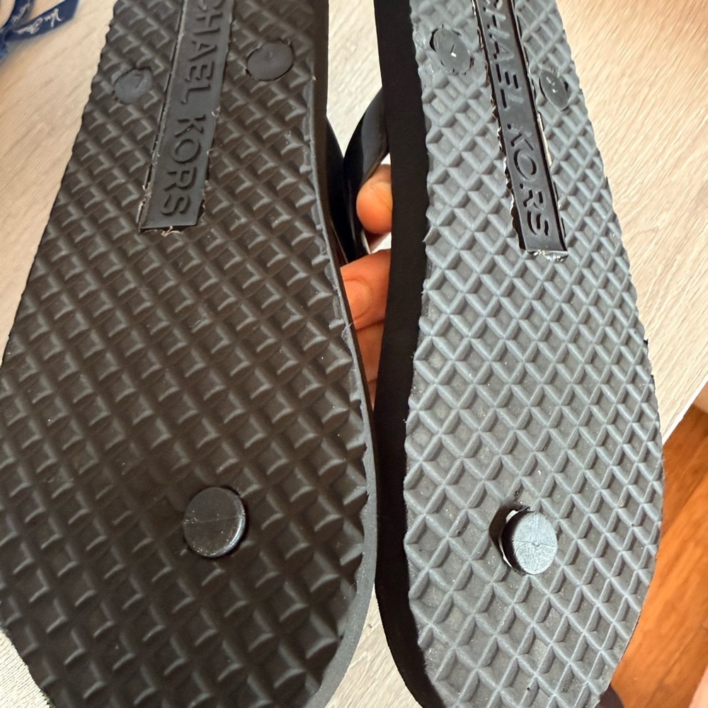 Michael Kor Black MK Logo Flip Flops - Picture 3 of 4